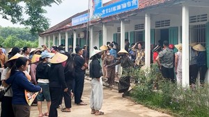 Giám đốc sở và hiệu trưởng về thôn đối thoại với phụ huynh để 149 học sinh trở lại trường