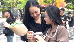 Bạn trẻ dạo phố, lưu lại những khoảnh khắc đầu mùa thu Hà Nội