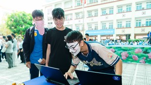 Học sinh Trường THPT Nguyễn Hiền hào hứng làm robot, học an ninh mạng cùng sinh viên đại học