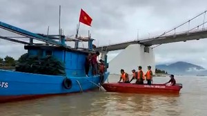 Thanh niên nhảy cầu Thuận Phước đúng lúc bộ đội đang tập lái ca nô cứu hộ