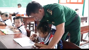 Thầy giáo quân hàm xanh 16 năm một mình dạy cùng lúc 5 khối lớp trên đảo Hòn Chuối 