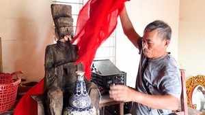 Cận cảnh pho tượng gỗ và bình gốm nghi đồ cổ trôi dạt bờ biển Cửa Lò
