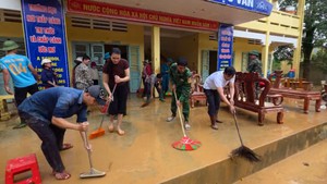 Sau lũ, thầy cô tất bật dọn dẹp bùn đất để đón học sinh trở lại lớp 