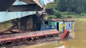 Ba sà lan mắc kẹt ở trụ cầu Mỹ Chánh: 1 chiếc trôi đi, sớm trục vớt 2 chiếc còn lại, hiện tàu hỏa vẫn qua cầu 