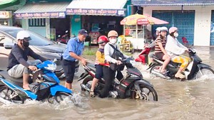 Video người dân Cần Thơ bì bõm dắt xe, 'lội nước' đi làm trong triều cường ngày đầu tuần