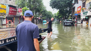 Phố Ngọc Lâm ngập sau mưa lớn, người dân vất vả tát nước, dọn rác tràn vào nhà