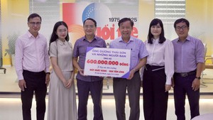 Ông Dương Thái Sơn trao 600 triệu đồng, cùng cựu sinh viên góp sức cho Tiếp sức đến trường