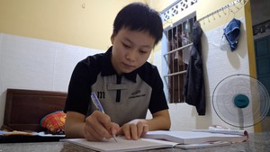 Rời trại mồ côi, nhặt ve chai cùng ngoại, nữ sinh tự bươn chải nơi giảng đường