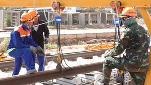 Cận cảnh lắp đặt những đoạn ray đầu tiên tuyến tàu điện đô thị ở Phú Quốc