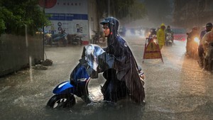 Mưa lớn đúng giờ tan tầm, nhiều tuyến đường Hà Nội ngập sâu, ùn tắc kéo dài