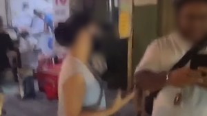 Video chủ quán nước ép bức xúc vì khách nước ngoài nghi đồ uống bị mốc, đánh giá 1 sao