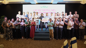 Nghĩa tình Quảng Trị tiếp tục trao 100 suất học bổng Tiếp sức đến trường
