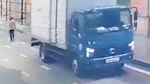 Xe tải lùi tốc độ cao cán chết nữ công nhân đang đi bộ trong khuôn viên nhà máy