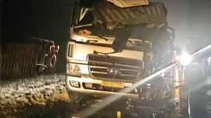 Xe khách lật gần hiện trường va chạm giữa 2 xe đầu kéo khiến 1 người chết ở Đồng Nai 