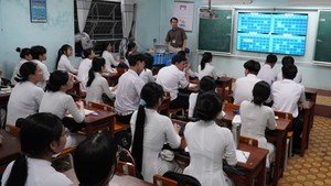 Bàn ghế không phù hợp chiều cao học sinh: Bác sĩ cảnh báo, nhà trường lên tiếng 