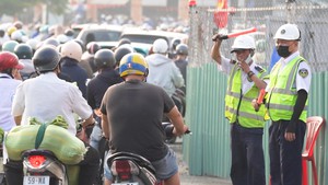 Tình hình giao thông đường Trường Chinh, Tân Kỳ Tân Quý ngày thứ hai rào chắn để thi công metro
