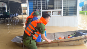 Trung tâm y tế ngập lụt, công an dùng thuyền đưa bệnh nhân ra vào