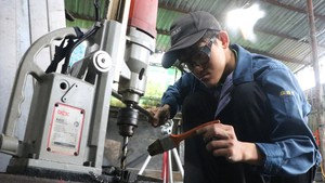 Mượn 16 triệu nhập học, nam sinh mồ côi miệt mài làm thêm ở xưởng cơ khí