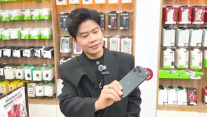Video nhạc sĩ Nguyễn Văn Chung ‘đập hộp’ iPhone 18