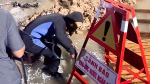 Huy động thợ lặn tìm kiếm nam sinh nghi mất tích khi đi qua điểm ngập ở Hà Nội
