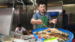 Bữa cơm giữa trùng khơi và công việc thầm lặng của người lính