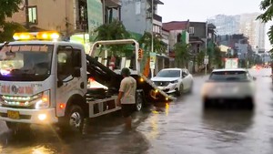 Hàng loạt ô tô chết máy mắc kẹt giữa đường, phải gọi cứu hộ sau mưa lớn ở Vinh 