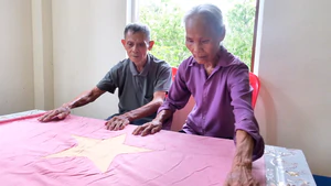 Video người cựu tù Côn Đảo kể chuyện giữ gìn lá cờ cũ suốt 50 năm