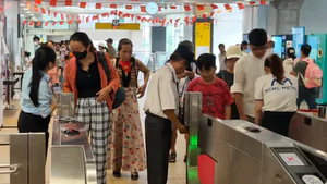 Xe buýt và metro miễn phí ngày 2-9 ở TP.HCM tấp nập khách
