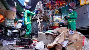 Chợ Vinh ngổn ngang rác thải sau trận mưa kỷ lục