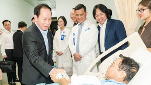 Phó thủ tướng Lê Tiến Châu thăm làm việc tại Bệnh viện Đại học Quốc tế Hồng Bàng