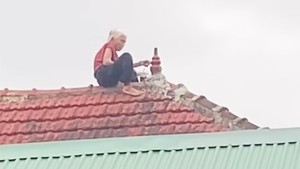 Cụ bà gần 80 tuổi leo lên mái nhà sửa ngói khiến cộng đồng mạng 'hú hồn'