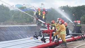 Diễn tập chữa cháy tàu chở xăng dầu và sự cố tại bể chứa ở Đồng Tháp