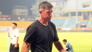 HLV Kewell thất thần sau khi CLB Hà Nội bị loại khỏi Cúp quốc gia