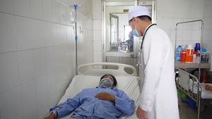 Người đàn ông bị 2 thanh sắt đâm xuyên qua đùi và bụng