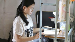 Cô bé mồ côi cha đi làm thêm từ lớp 10, nay đậu ĐH Giao thông vận tải TP.HCM