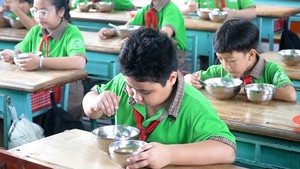 Bữa ăn bán trú 'như cơm nhà' của một trường tiểu học tại TP.HCM