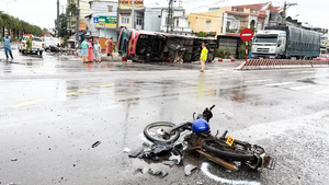 Camera ghi cảnh xe khách giường nằm chạy tuyến TP.HCM - Hoài Nhơn bị lật khiến 2 người tử vong