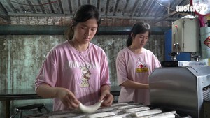 Hai chị em sinh đôi phụ cha làm bánh mì, bán vé số vào đại học, hàng xóm dang tay tiếp sức