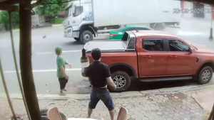 Video vụ va chạm giữa ô tô và xe tải khiến 1 người chết, 3 người bị thương