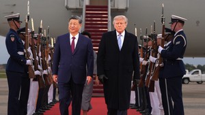 Ông Trump bắt tay, trao đổi với ông Tập Cận Bình tại cầu thang máy bay