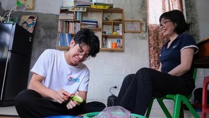 Căn phòng 10m2 thắp sáng ước mơ của cậu học sinh giỏi tỉnh và người mẹ mù
