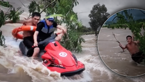 Khoảnh khắc ca nô bị lật khi cứu người bị kẹt giữa dòng nước xiết