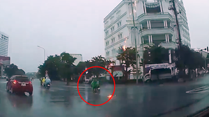 Tình trạng người phụ nữ đi xe máy bị sét đánh trúng ở Nghệ An