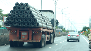 Chở cọc bê tông gấp đôi tải trọng cho phép, tài xế bị phạt 77,5 triệu đồng