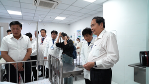 Video Chủ tịch Quốc hội Trần Thanh Mẫn thăm, tặng quà bệnh nhi tại TP.HCM