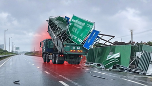 Xe ben quên hạ thùng, kéo đổ biển báo trên đường dẫn cao tốc