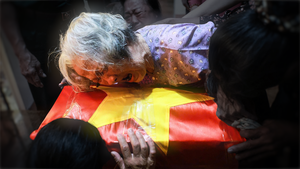 Hài cốt liệt sĩ trở về vòng tay cha mẹ: 'Cánh ơi, mẹ bế con một tí con ơi...'