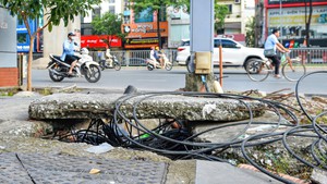 Nắp bể cáp vỡ toác, dây điện lộ thiên trên nhiều tuyến phố Hà Nội