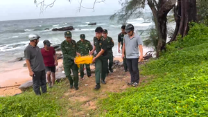 Hai kiện hàng 40kg nghi ma túy trôi dạt vào bờ biển Phú Quốc