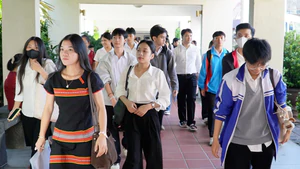 Đến sớm, háo hức chờ ngày nhận học bổng Tiếp sức đến trường